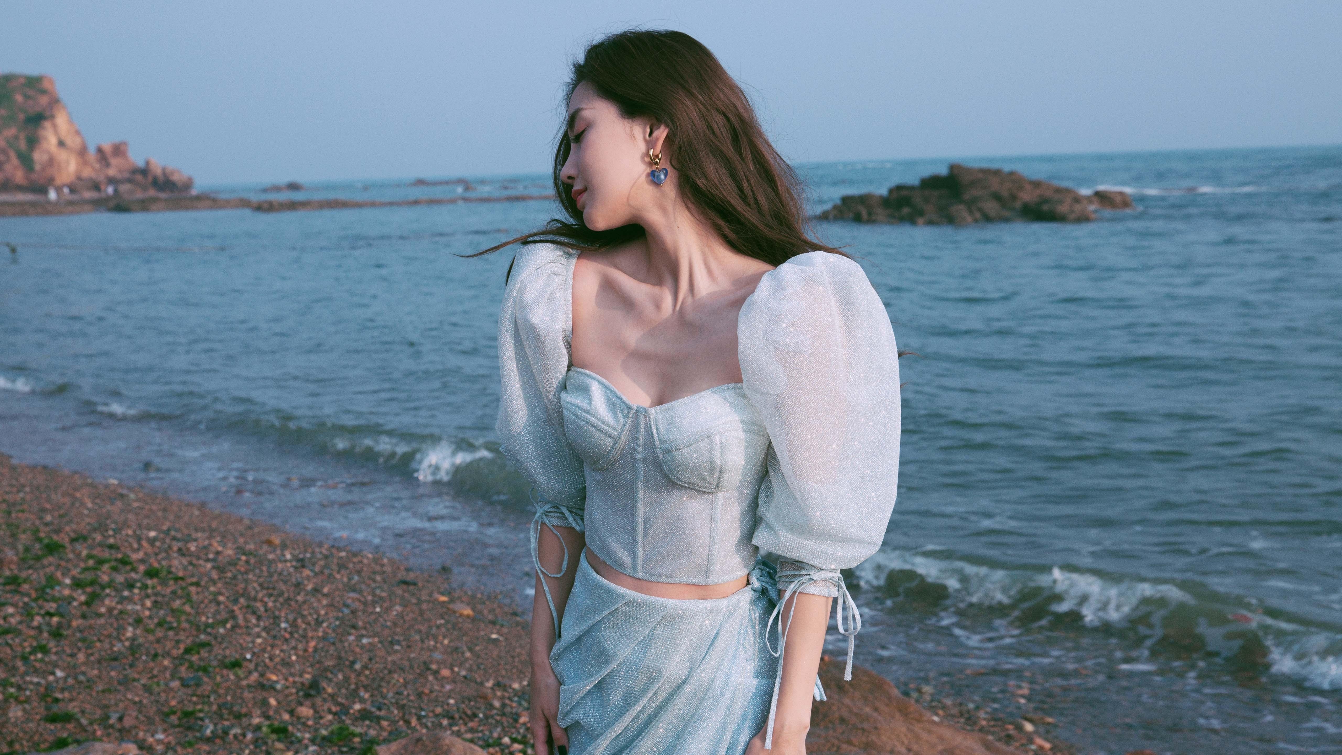 爱游戏综合娱乐-女子冰球联赛决赛激烈，东北队夺冠捧杯，女子冰球锦标赛直播