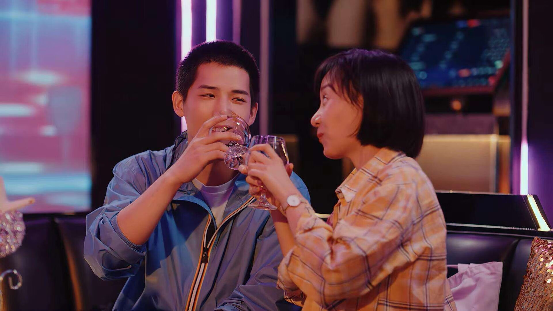 爱游戏体育-步行者大胜雷霆，季后赛首轮中哈利伯顿带伤作战，nba哈利伯顿